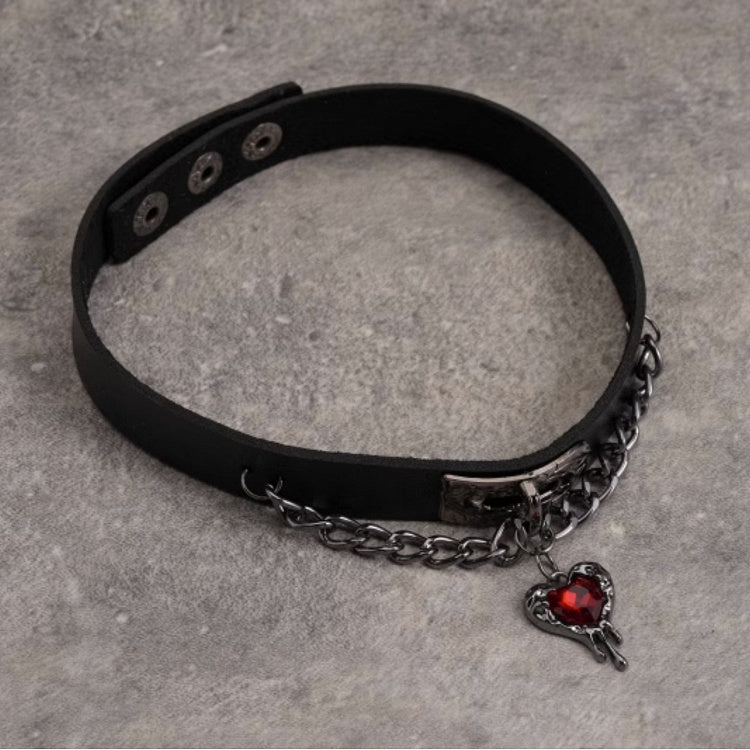 Roter Strass Herzförmiger Choker PU Anhänger Schwarz