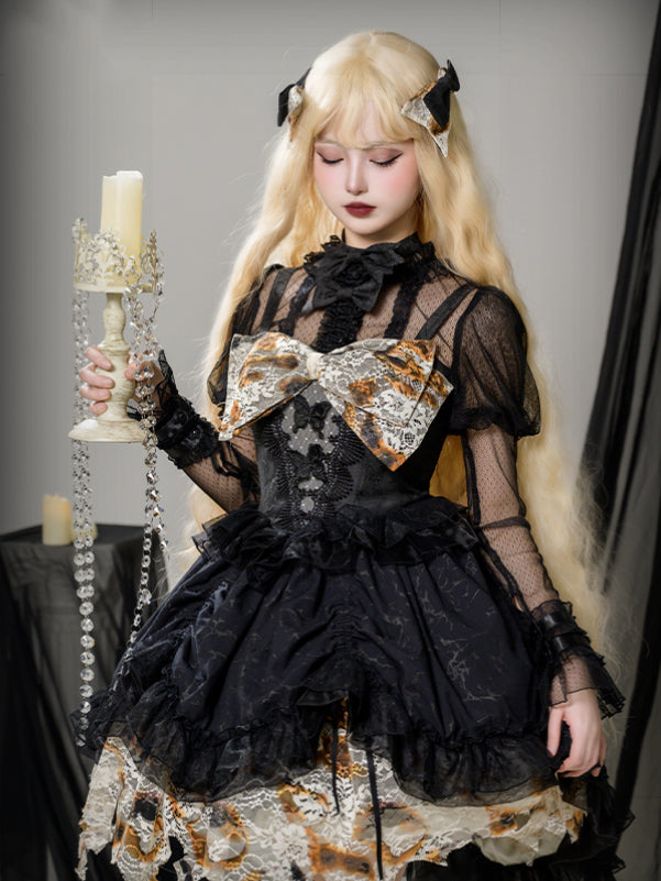 Schwarze transparente Bluse mit Rüschenausschnitt und Juliette-Ärmeln