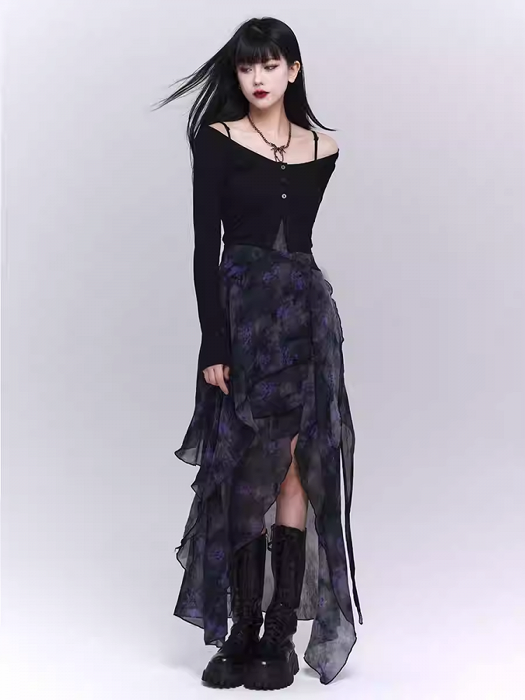 Robe camisole glamour à ourlet asymétrique et fleurs noires et violettes