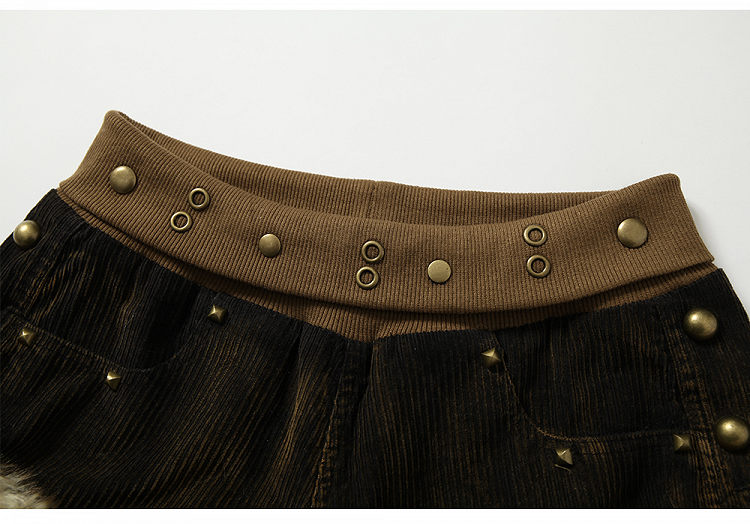 Cordshorts in Schwarz und Gelb mit Plüschbesatz