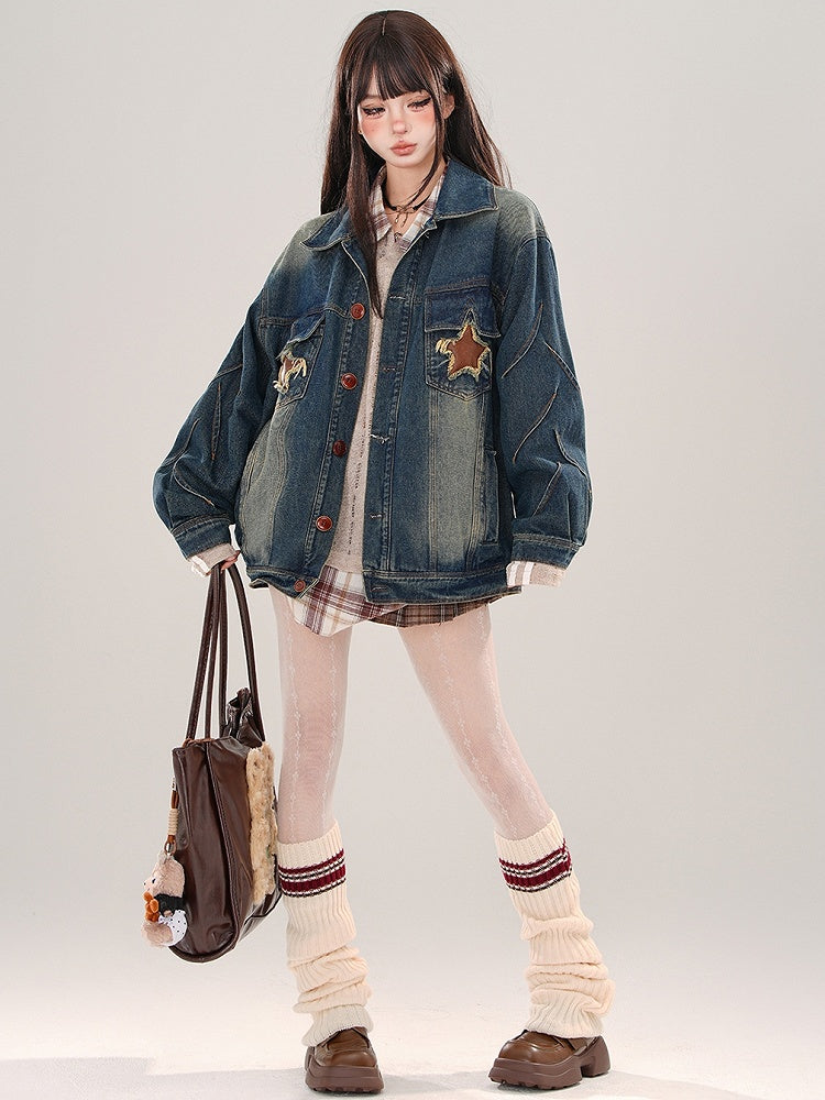 Jeansblaue Jacke mit Stern-Patches und verblasster Waschung