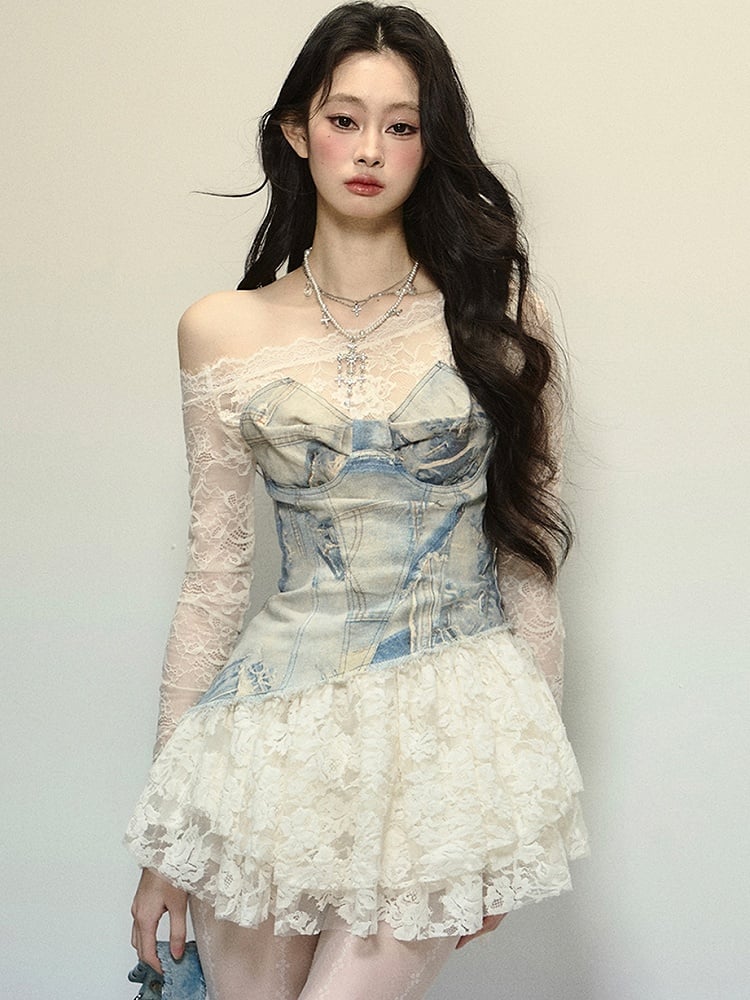 Mini-robe en denim bleu à encolure asymétrique et patchwork de dentelle