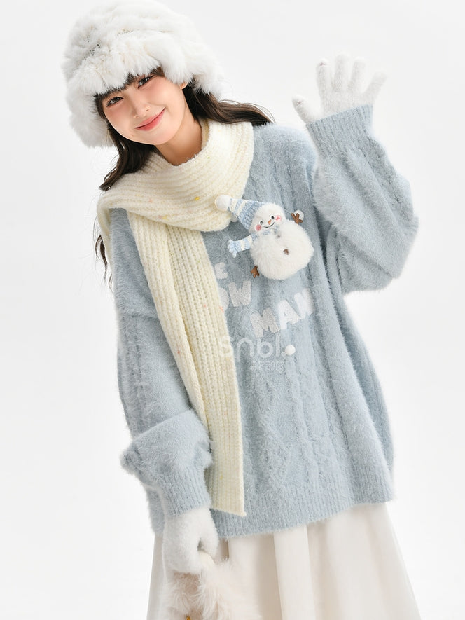 かわいい雪だるまが飾られた青いモヘアの柔らかいセーター
