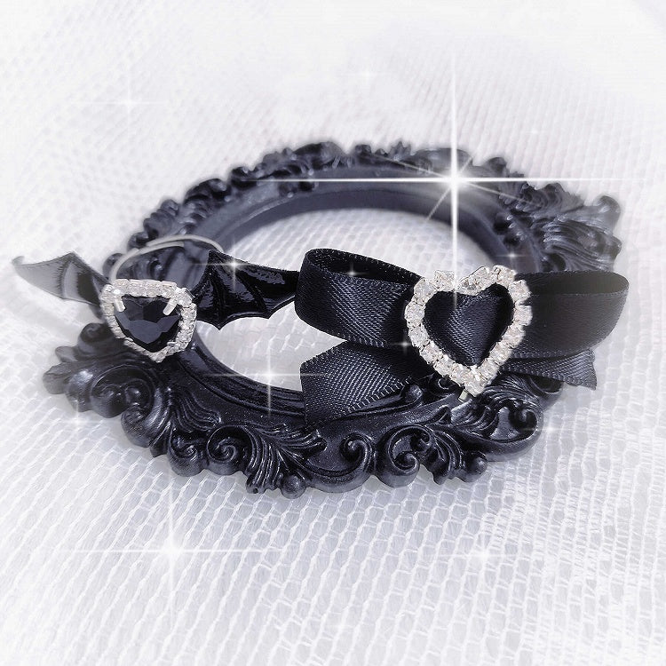 Schwarz-weißes Jirai Kei-Teufelsflügel-Kreuz und Herz-Strasssteine, Schleifenarmband mit Ringen