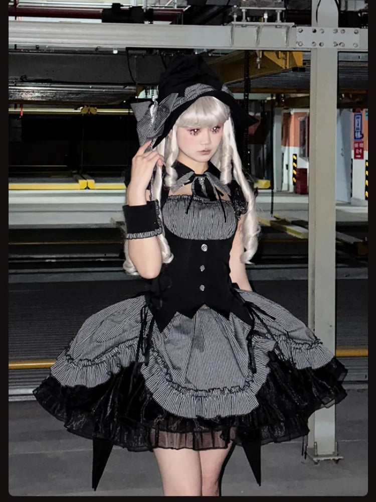 Graues und schwarzes Halloween-Gothic-Lolita-Kleid mit Kordelzug und gestreiftem Saum