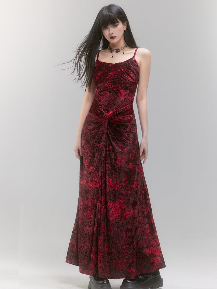 レッドベルベットのツイストディテールタイダイスパゲッティストラップドレス