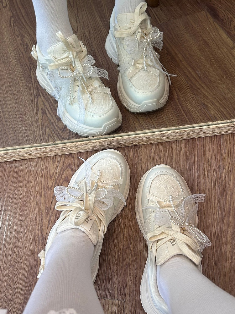 Schnürung vorne mit Schleife und weißen, mit Perlen verzierten Sneakers