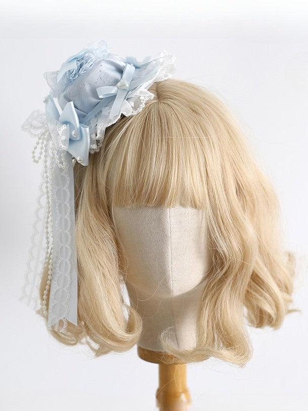 Lolita-Clips, Besatz in Blau mit gemusterten Spitzendetails, leichter Mini-Schleifenhut, süß verziert mit Perlen und Punkten