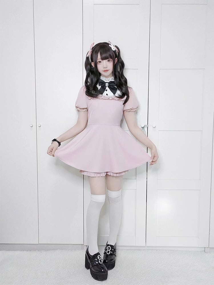 ピンクのフリルネックライン、レースカフスドレス、フリルトリムショーツ