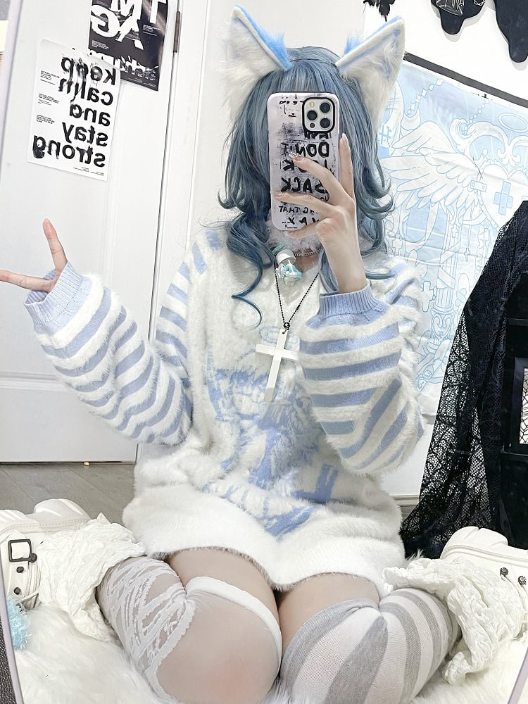 Tenshi Kaiwai – Lockerer Pullover mit V-Ausschnitt und blau-weißem Engel-Print