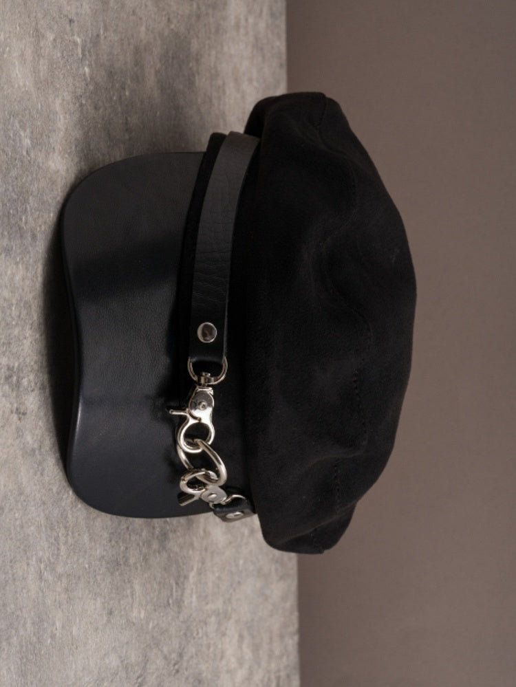 Baretthut mit Gothic-Schnallen in Schwarz