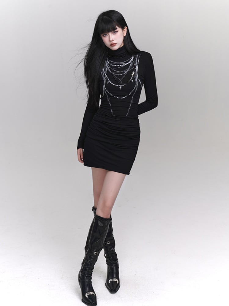 Schwarzes, hochgeschlossenes, eng anliegendes Kleid mit Perlenkette