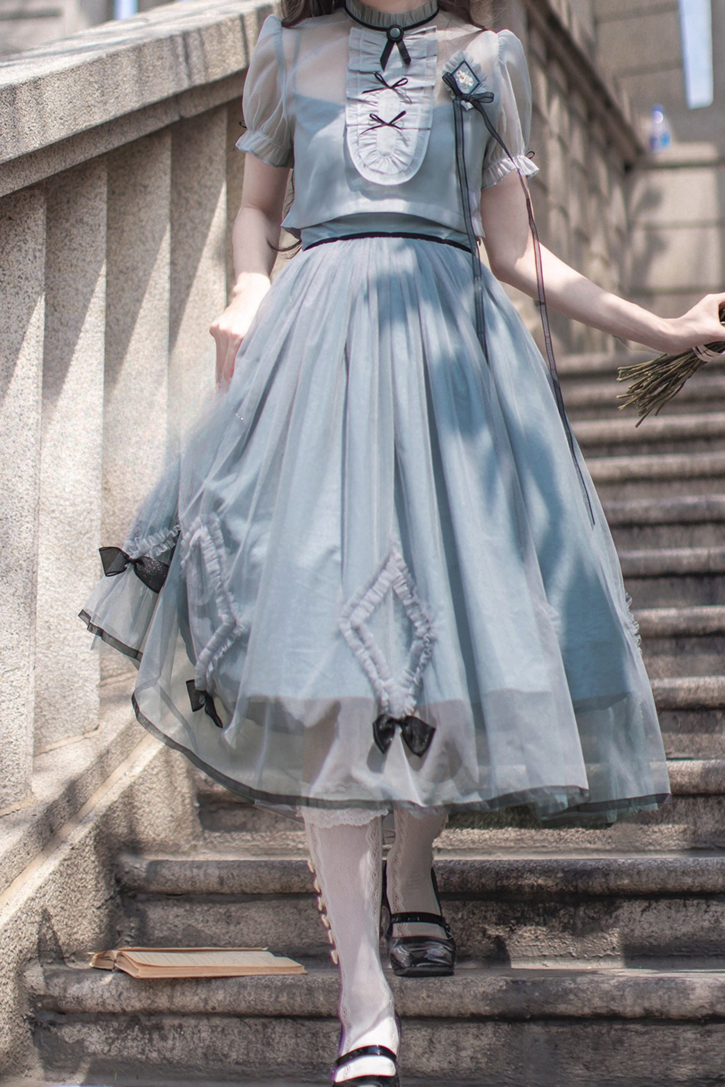 brooch dress Nostalgic ribbon top + traveling Alice outer