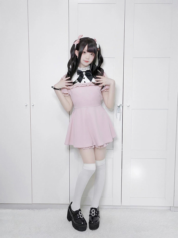 ピンクのフリルネックライン、レースカフスドレス、フリルトリムショーツ