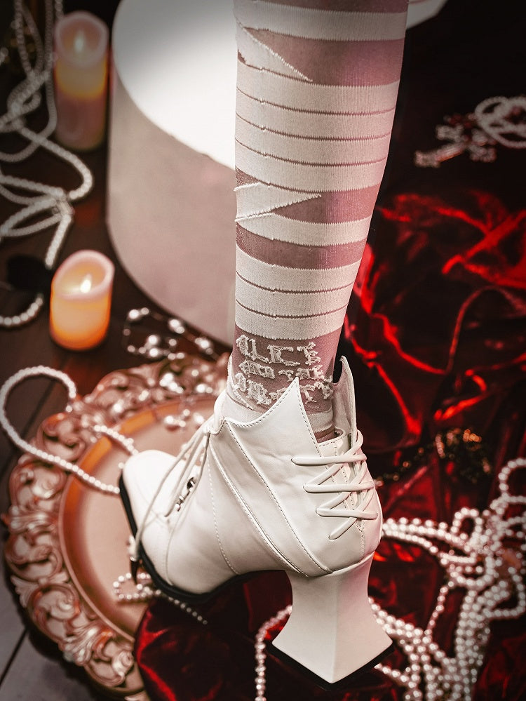 Weiße Stiefel in Weinglasform mit Schnürung und Gothic-Schnürung vorne