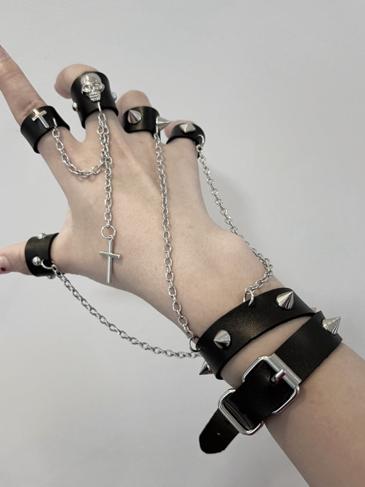 Schwarzes Punk-Armband mit Nieten und Ringen