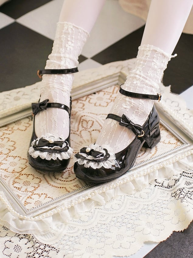 Lolita Schuhe mit Spitzenbesatz, Schleife und Herzschnallen, schwarzes Oberteil, rund