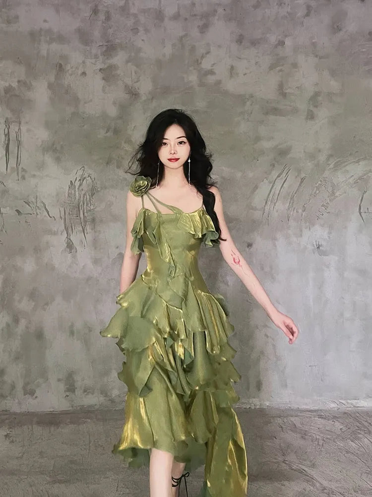 Robe de soirée verte asymétrique à volants superposés et bretelles spaghetti