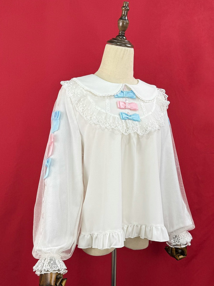 Weiße Bluse mit Peter-Pan-Kragen und langen Ballonärmeln, verziert mit rosa und blauen Schleifen