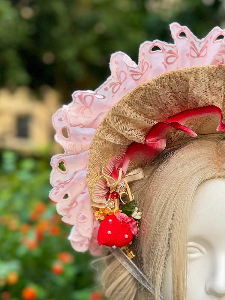 Rosa Lolita-Strohhut mit Schleife, Rüschenbesatz und Perlen und Erdbeeranhänger