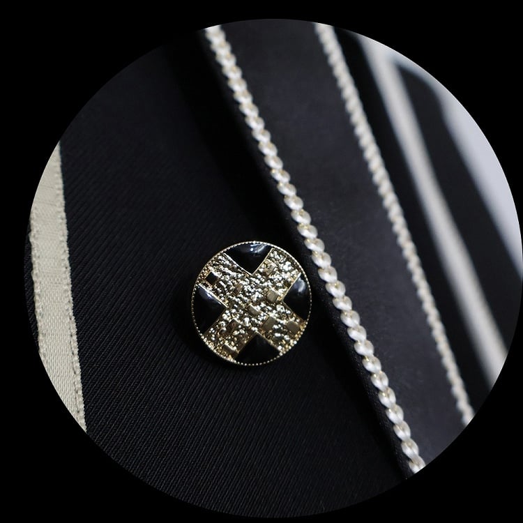 Weißes und schwarzes Lolita-Kleid mit Kreuzdetails und Glockenärmeln