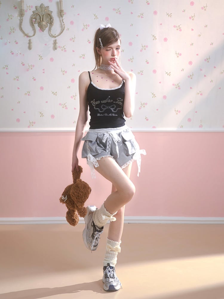Schwarzes Camisole-Top mit Schleifenmuster und Spitzenbesatz