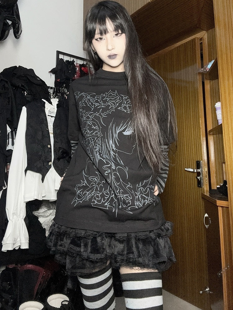 Schwarzes T-Shirt mit Grafik und gestreiften Ärmeln im Emo-Punk-Girl-Stil