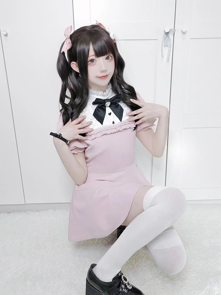 ピンクのフリルネックライン、レースカフスドレス、フリルトリムショーツ