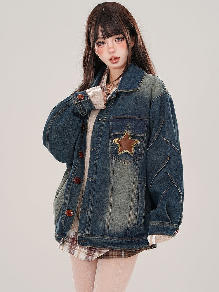 Jeansblaue Jacke mit Stern-Patches und verblasster Waschung