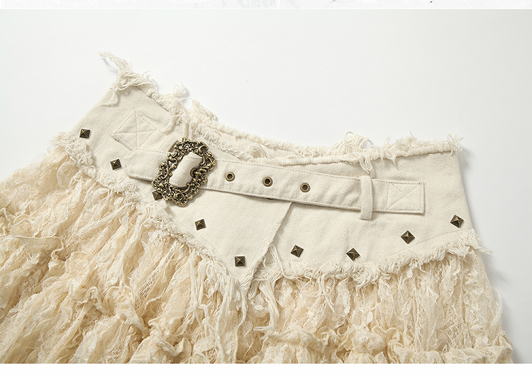 Beiger Spitzenrock mit asymmetrischem Saum, Distressed-Besatz und Schnallendetail