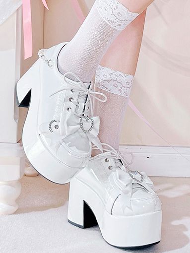 Jirai Kei – Hochhackige Plateau-Pumps mit Spitzenbesatz in Weiß mit Herzschleife und Perlenkette