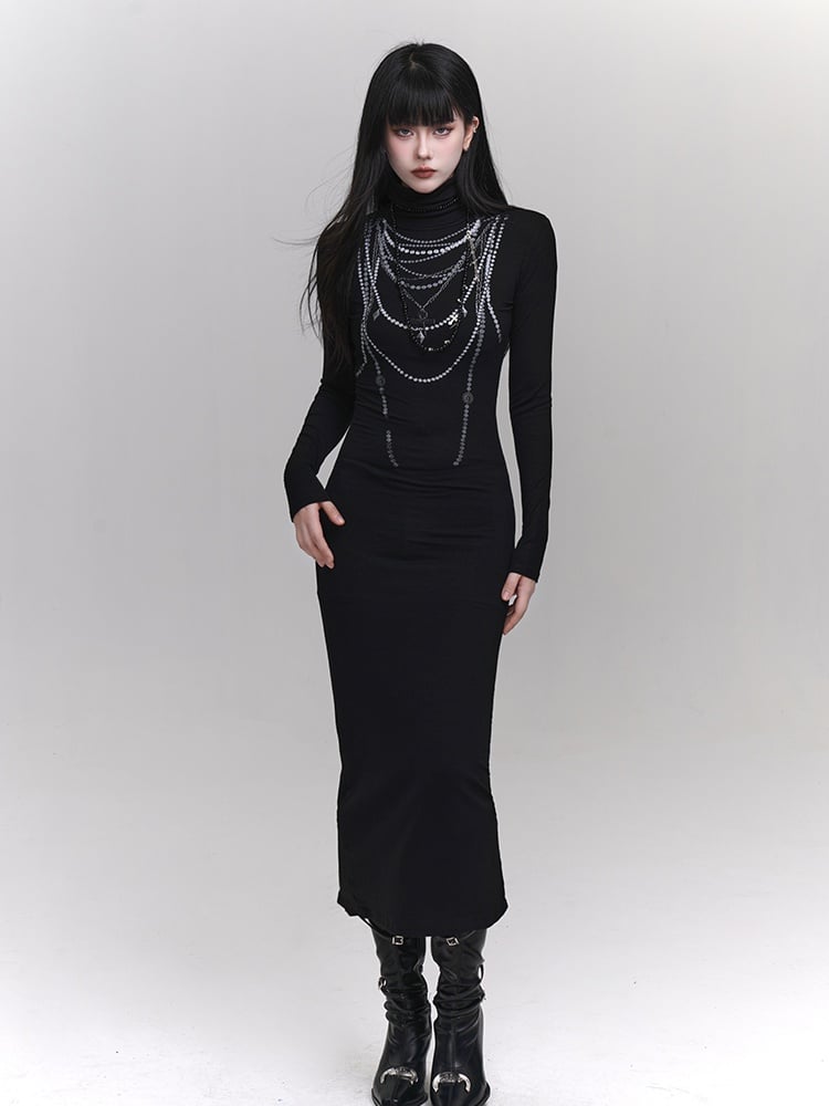 Schwarzes, hochgeschlossenes, eng anliegendes Kleid mit Perlenkette