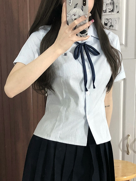 Kurzärmliges Uniformhemd im Preppy-Stil, blau/grau/grün gestreift, JK-Muster