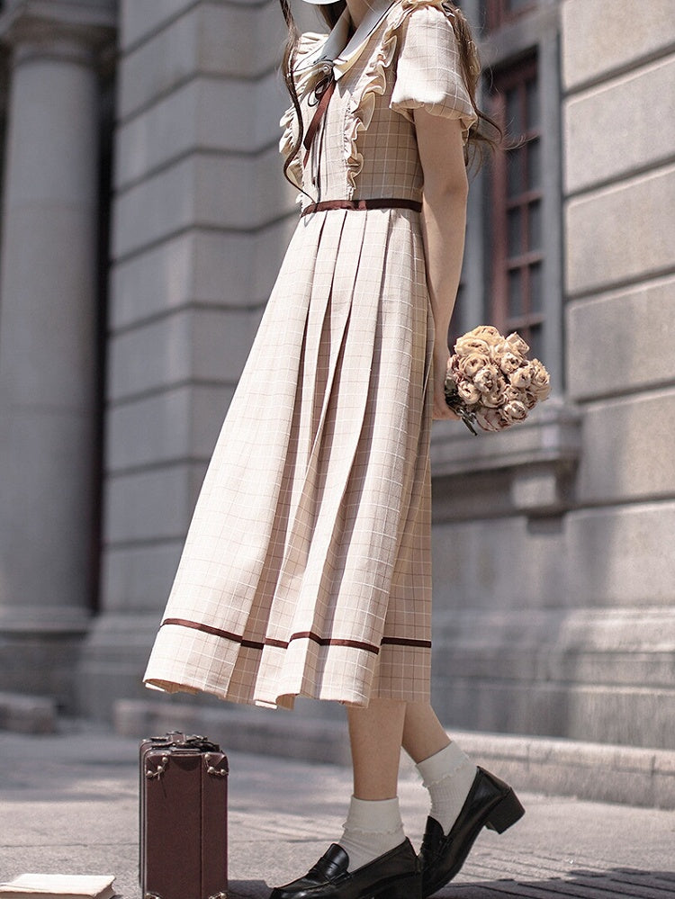 Elegantes, kariertes Kleid mit Puffärmeln und plissiertem Rock in Kaffeebraun