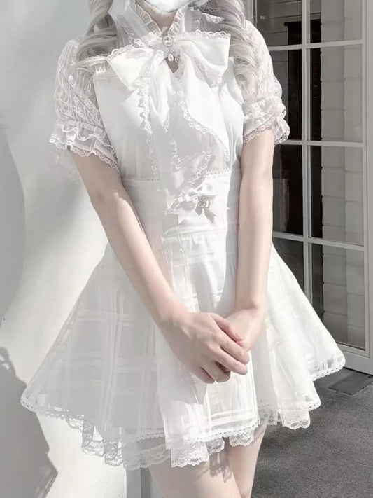 Chiffon und Details, weißer Ausschnitt, Spitzenbluse im Perlen-Jirai-Stil mit Schleife, Kei zum Selbstbinden