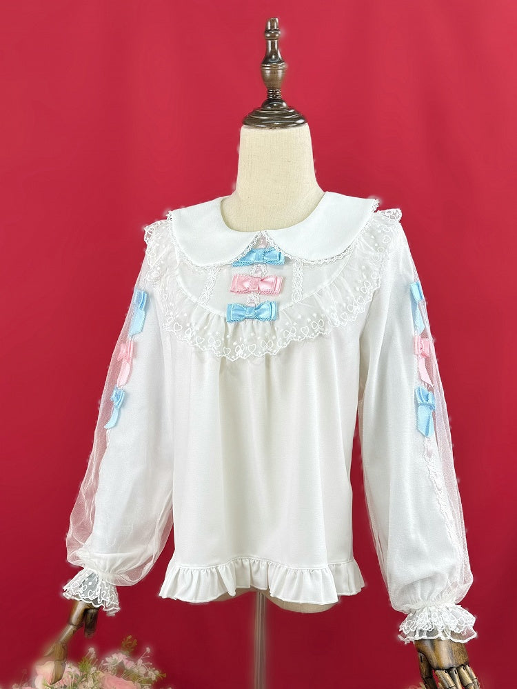 Weiße Bluse mit Peter-Pan-Kragen und langen Ballonärmeln, verziert mit rosa und blauen Schleifen