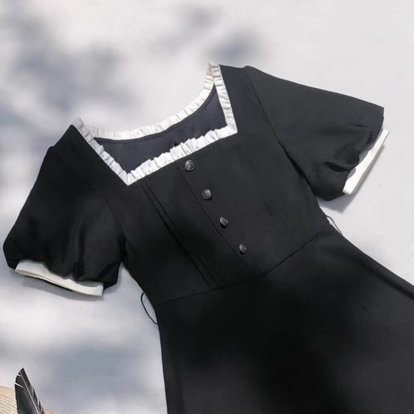 Schwarzes Puffkleid mit elegantem Ausschnitt und Ärmeln
