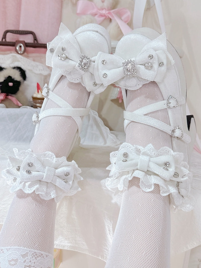 Plateau-Sneaker mit Bittersweet-Besatz, weiße Strass-Kreuzdetails, Rüschen mit Herzanhänger