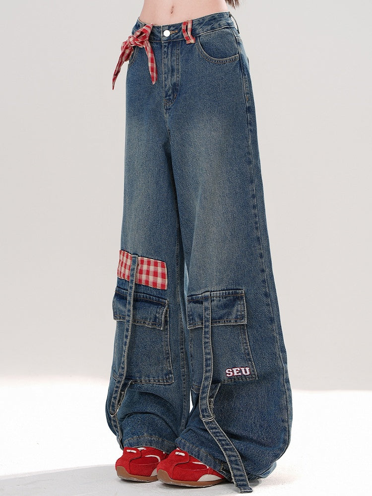 Blaue Jeans mit weitem Bein und abnehmbarer karierter Schleife und Cargotaschen