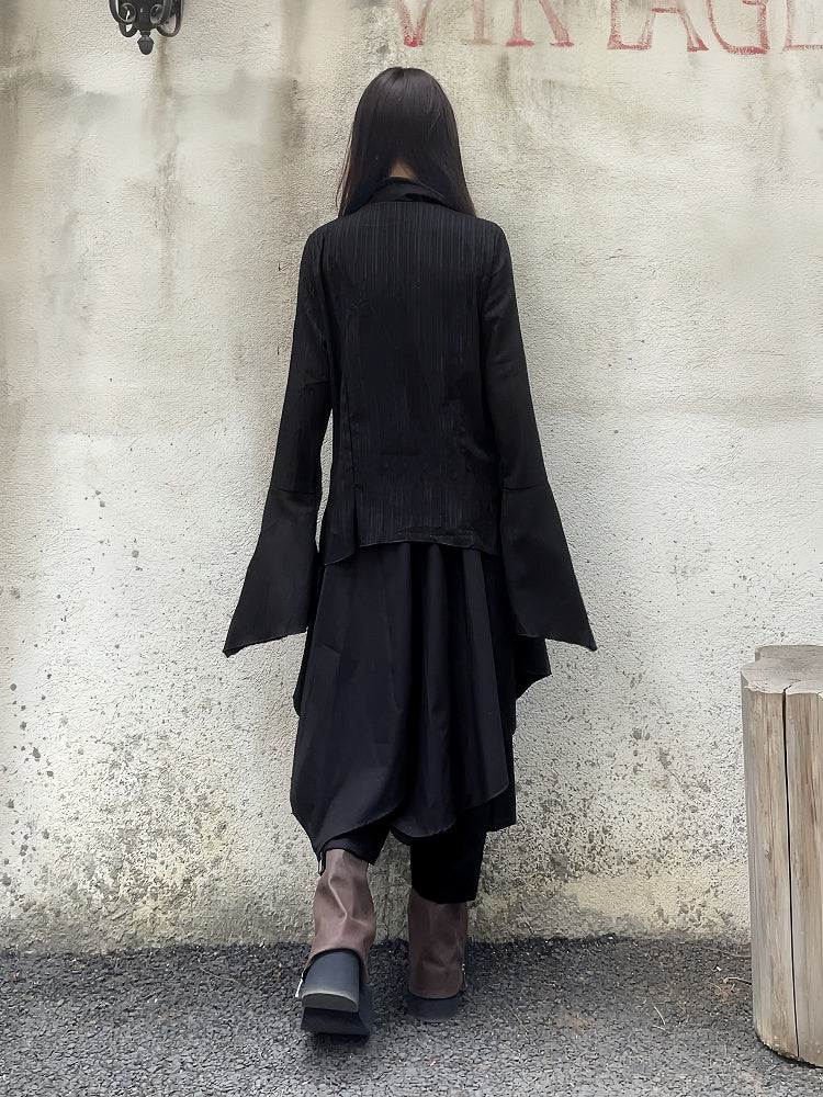Schwarzes, gekerbtes Kragen-Glockenärmel-Punk-asymmetrisches Hemd mit Applikationen