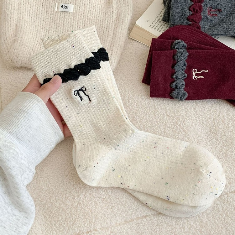 Schwarze süße Wadensocken mit Schleifenstickerei und Rüschenbündchen