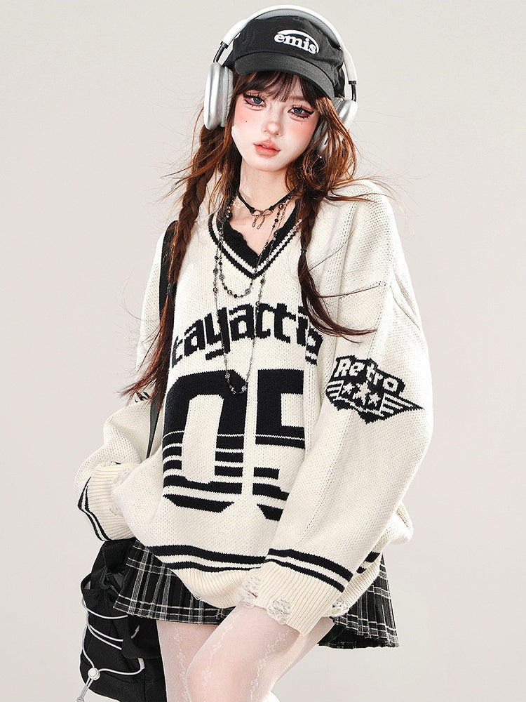 Weißer, lockerer Pullover mit V-Ausschnitt und Zahlen im Preppy-Stil