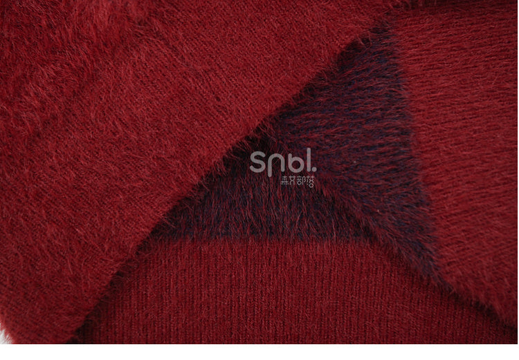 Schneewittchen-Prinzessin, roter Mohair-Pullover mit Rautenmuster