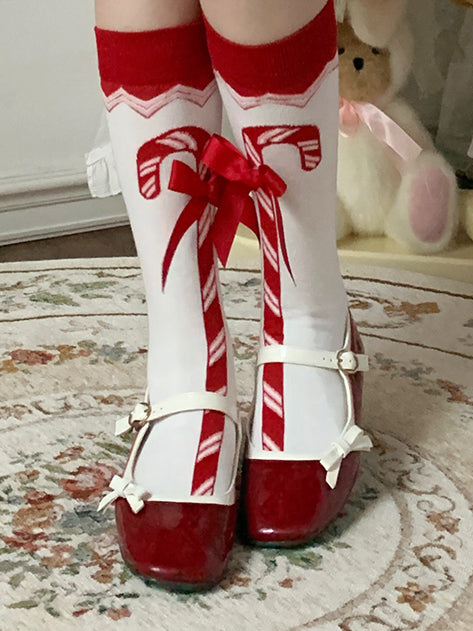 Weihnachtssocken mit roter Zuckerstange und Schleife