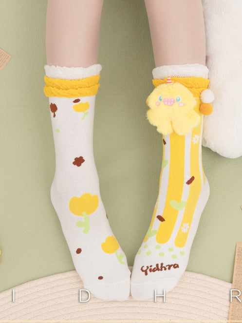 Süße Lolita-Socken mit niedlichem Plüschtier verziert