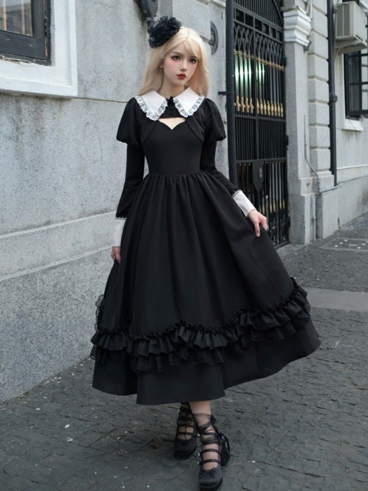 Schwarzes klassisches Lolita-Kleid mit dünnen Schulterträgern und gewelltem Ausschnitt