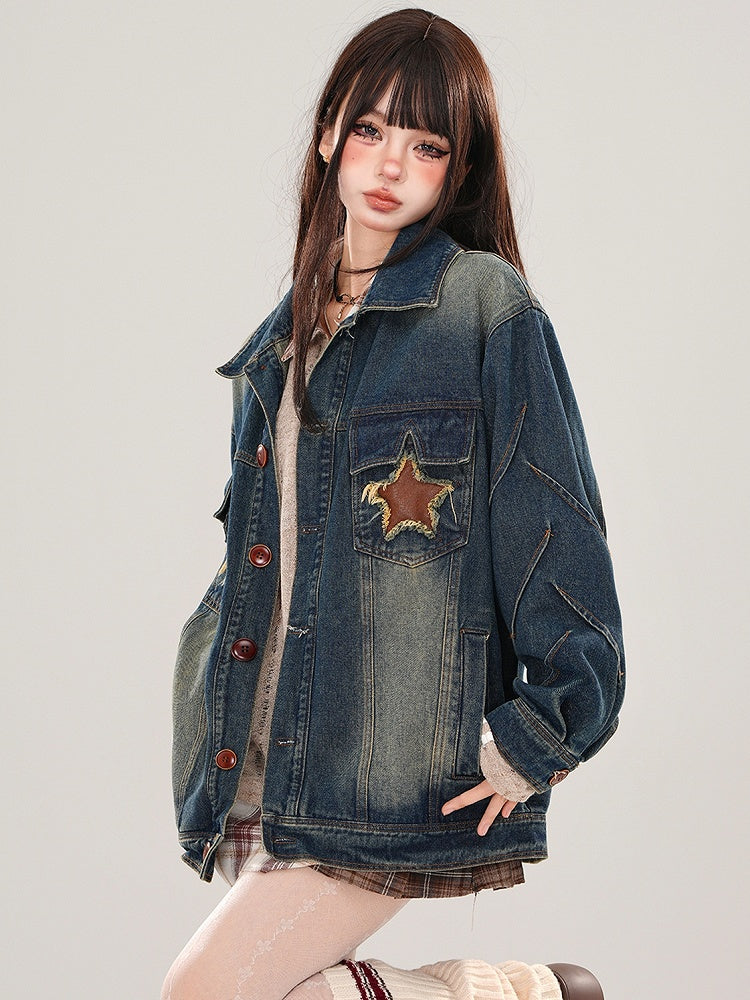 Jeansblaue Jacke mit Stern-Patches und verblasster Waschung