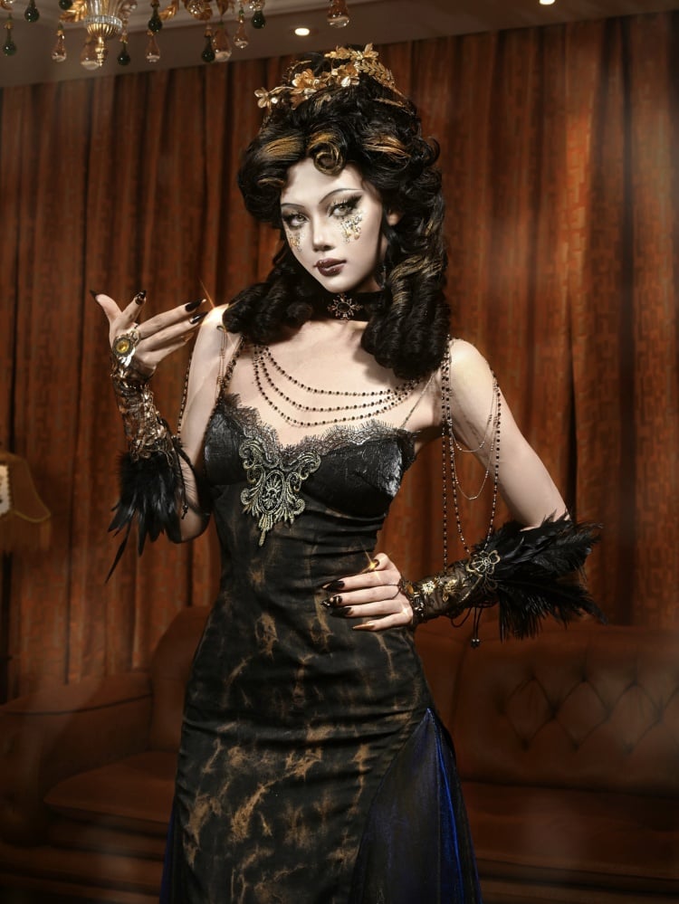 Schlankmachendes Slip-Kleid in Schwarz und Gold