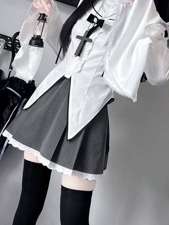 Ensemble Jirai Kei composé d'une chemise blanche à col marin gothique, d'une jupe rayée en dentelle grise et d'un nœud noir