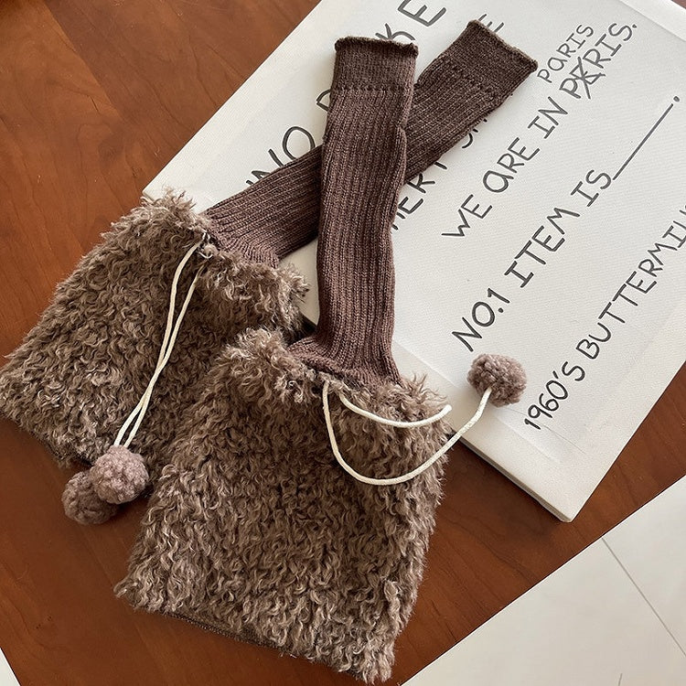キュートなホワイト/ブラック/ブラウンのY2Kニットレッグウォーマー(ポンポン付き)